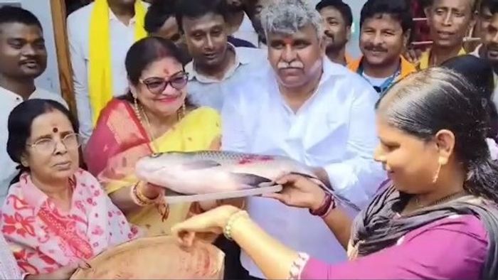 মাছ নিয়ে মনোনয়ম জমা দিতে গেলেন জিতেন্দ্র তিওয়ারি