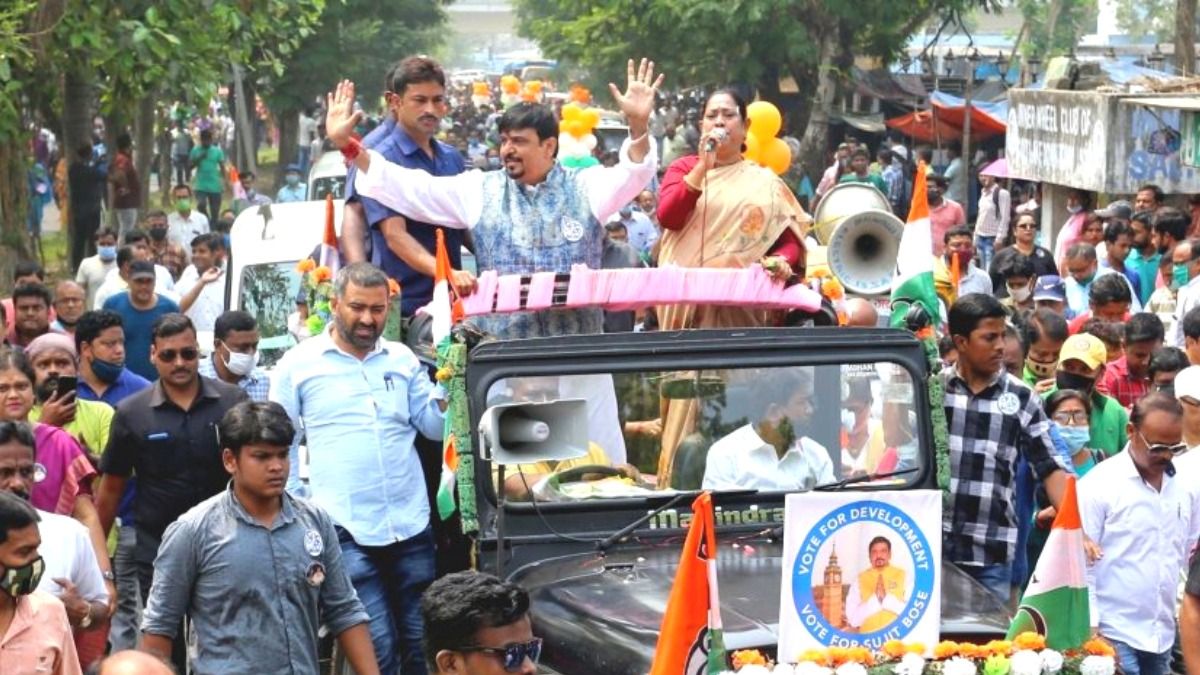 তৃণমূলপ্রার্থী সুজিত বসুর প্রচার।-ফাইল ছবি