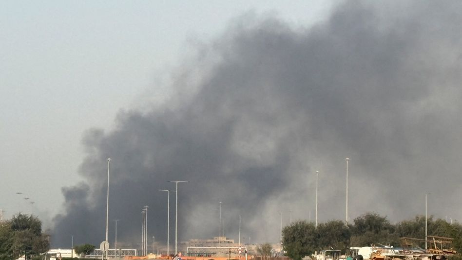 আবুধাবিতে ক্ষেপণাস্ত্রের ধ্বংসাবশেষ পড়ে আহত ১২, তাঁদের মধ্যে ৫ জন ভারতীয় আবুধাবিতে ক্ষেপণাস্ত্রের ধ্বংসাবশেষ পড়ে আহত ১২, তাঁদের মধ্যে ৫ জন ভারতীয়