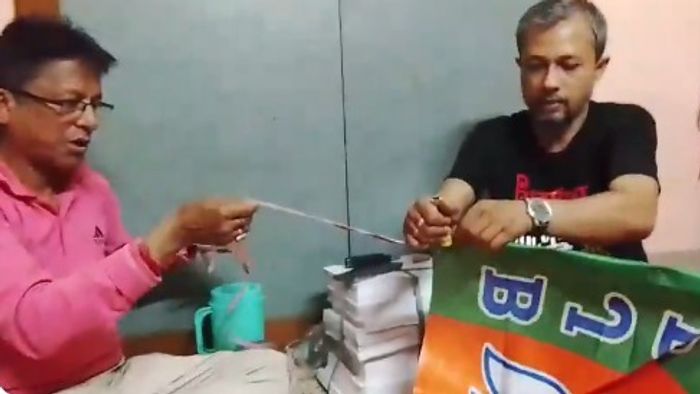 কালো শার্টে সেক্টর অফিসার বলে দাবি