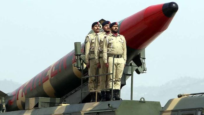 পাকিস্তানি সেনার হাতে কী কী অস্ত্র আছে?