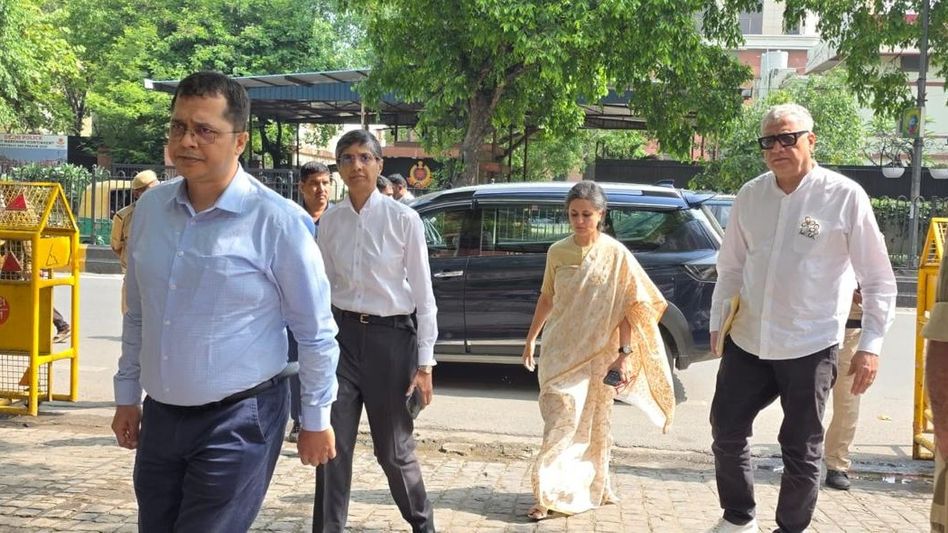 ভোটার তালিকা নিয়ে সংঘাত তুঙ্গে, নির্বাচন কমিশনারের বিরুদ্ধে দুর্ব্যবহারের অভিযোগে ক্ষুব্ধ তৃণমূল ভোটার তালিকা নিয়ে সংঘাত তুঙ্গে, নির্বাচন কমিশনারের বিরুদ্ধে দুর্ব্যবহারের অভিযোগে ক্ষুব্ধ তৃণমূল