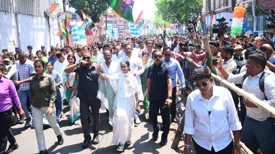 ভবানীপুরে ভোটার তালিকা থেকে নাম বাদ যাওয়া নিয়ে দানা বাঁধছে বিতর্ক ভবানীপুরে ভোটার তালিকা থেকে নাম বাদ যাওয়া নিয়ে দানা বাঁধছে বিতর্ক