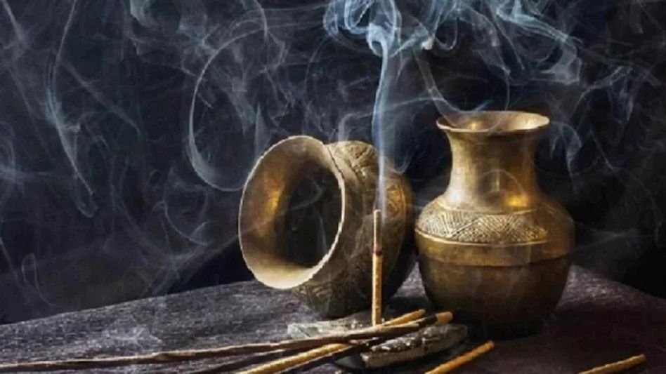 বাড়িতে গঙ্গাজল রাখার সঠিক নিয়ম ও বাস্তু দোষ কাটানোর সহজ উপায় বাড়িতে গঙ্গাজল রাখার সঠিক নিয়ম ও বাস্তু দোষ কাটানোর সহজ উপায়