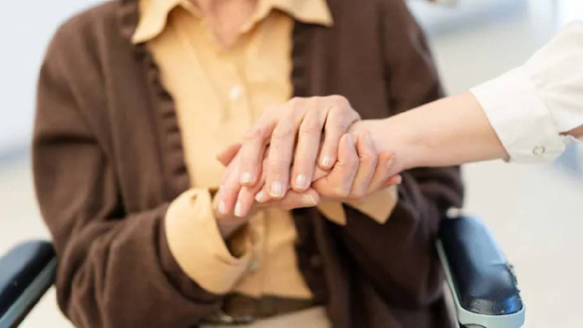 হাত হালকা কাঁপছে, পার্কিনসনস নয়তো? লক্ষণ ও চিকিৎসা জানালেন নামী নিউরোলজিস্ট