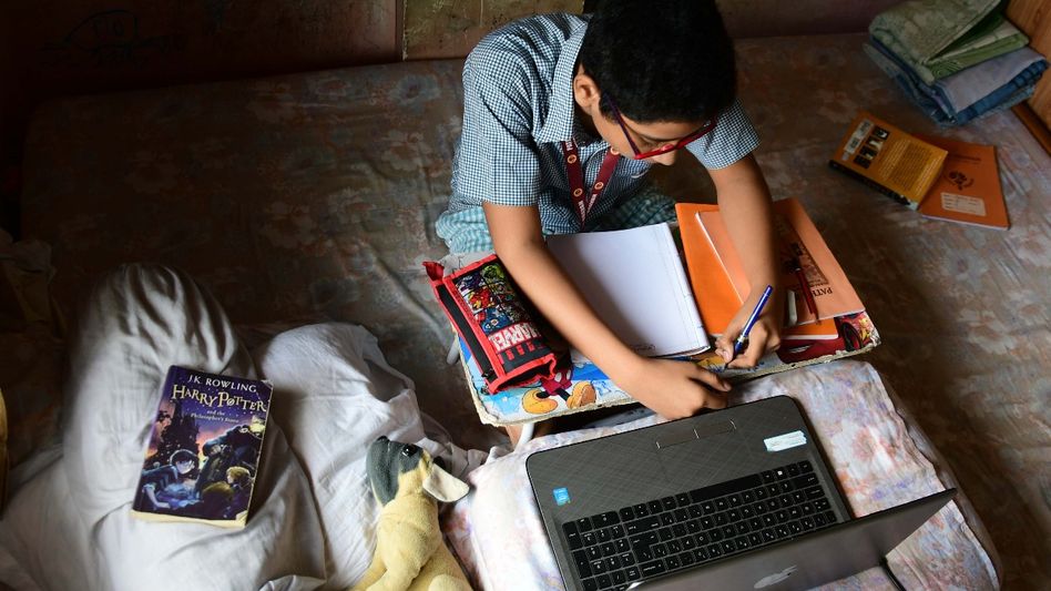 স্কুল বন্ধ, ভোট-ডিউটিতে টিচাররাও, ইউটিউব ক্লাসে জোর দিচ্ছে সংসদ স্কুল বন্ধ, ভোট-ডিউটিতে টিচাররাও, ইউটিউব ক্লাসে জোর দিচ্ছে সংসদ