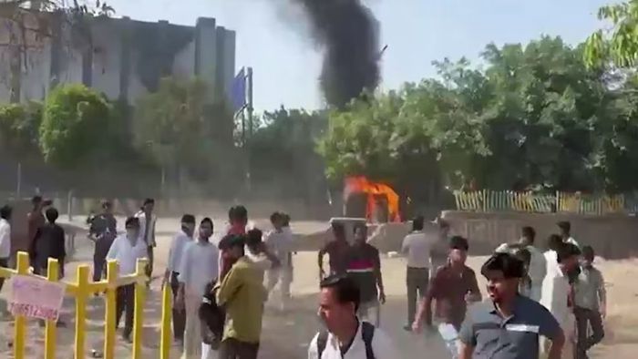 দাবি নিয়ে রীতিমতো আন্দোলনে নেমেছিল নয়ডায় বেসরকারি কর্মীদের সংগঠন।