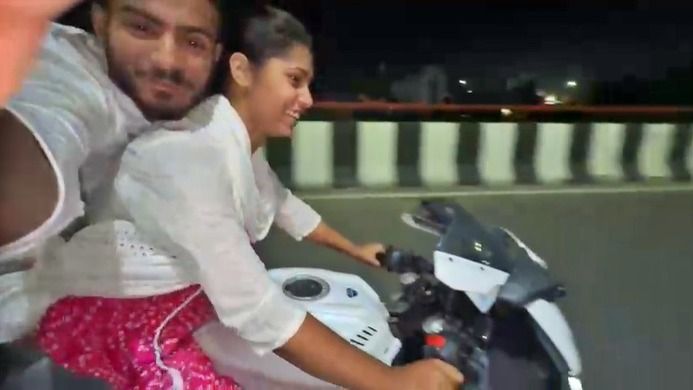 স্টান্টের ভিডিও বানাতে গিয়ে মর্মান্তিক পরিণতি, গাজিয়াবাদে বাইক দুর্ঘটনায় তরুণীর মৃত্যু