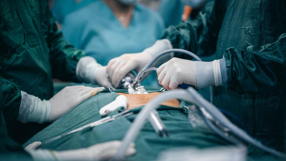 ডাক্তাররা শরীর থেকে অঙ্গ বের করছিলেন, আচমকা বেঁচে উঠলেন ব্রেন ডেড যুবক...