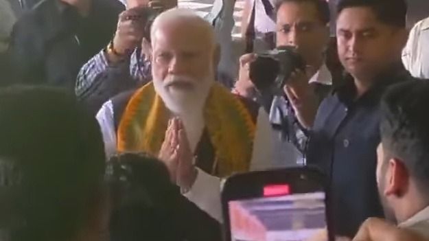 শিলিগুড়িতে আচমকা বিয়ের আসরে মোদী, নবদম্পতির কাছে সারপ্রাইজ প্যাকেজ 