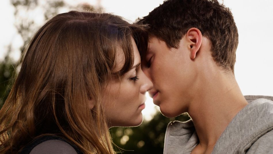 সঙ্গীকে চুমুর আগে একটু জল খেতে বলছেন ডাক্তাররা, কেন? সঙ্গীকে চুমুর আগে একটু জল খেতে বলছেন ডাক্তাররা, কেন?