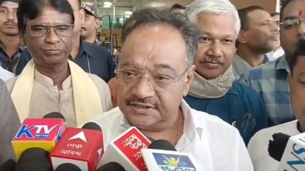 গোয়ালপোখরে শমীক ভট্টাচার্যের কপ্টারের হাওয়ায় উড়ে গেল একাধিক বাড়ির চাল, হুলস্থূল কাণ্ড