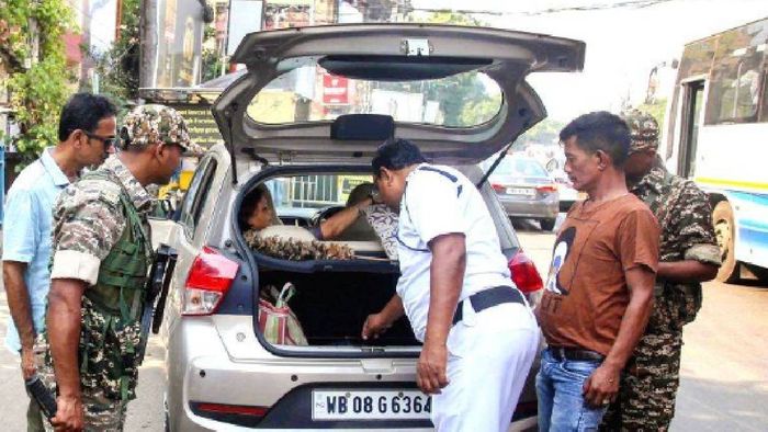 কলকাতা পুলিশের নাকা চেকিং