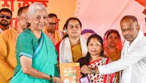 কালনার তাঁতশিল্পীদের ‘পহেচান কার্ড’ বিলি নির্মলার, কমিশনে লিখিত অভিযোগ তৃণমূলের নির্মলা সীতারামন।-ফাইল ছবি