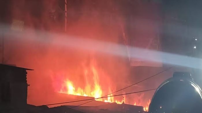 হাওড়ার ফুলবাজারে বিধ্বংসী আগুন, ব্যাপক যানজট স্ট্র্যান্ড রোডে