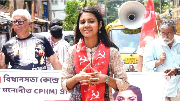 প্রচারে আফরিন বেগম।-ফাইল ছবি