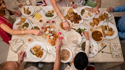 ডাইনিং টেবিল