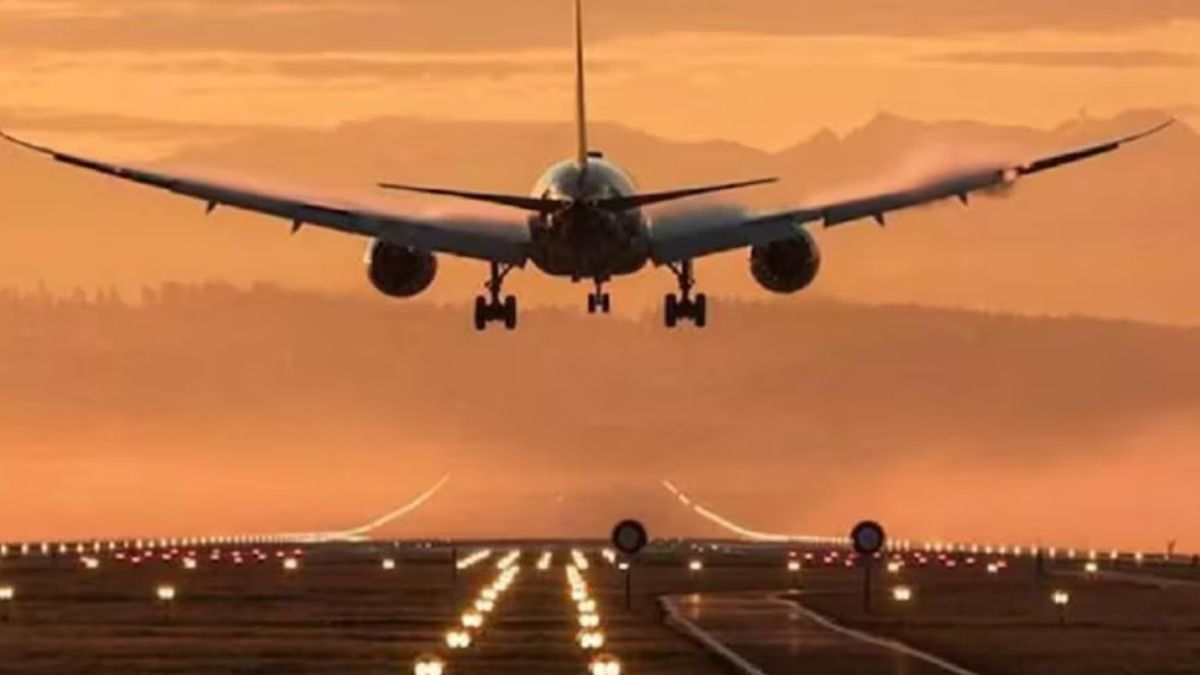 দুর্ঘটনার কবলে বায়ুসেনার বিমান, বন্ধ পুনে এয়ারপোর্টের রানওয়ে, বাতিল বহু উড়ান