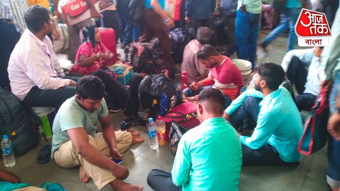 কাজ, রোজগার, শহুরে জীবন; সবকিছু ছেড়ে বাড়ির পথে পা বাড়াচ্ছেন পরিযায়ী শ্রমিকরা।