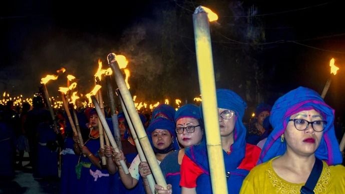 মণিপুরে ফের ৫ দিনের শাটডাউন,  পেট্রোল বোমা-মশাল হাতে রাস্তায় বিক্ষোভকারীরা, কী পরিস্থিতি?