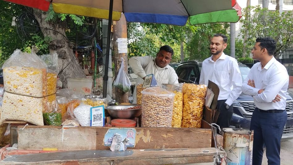 ঝালমুড়ি বেচে সংসার চলে-কত টাকা রোজগার হয়? সত্যিটা জানালেন ঝালমুড়ি বিক্রেতা ঝালমুড়ি বেচে সংসার চলে-কত টাকা রোজগার হয়? সত্যিটা জানালেন ঝালমুড়ি বিক্রেতা