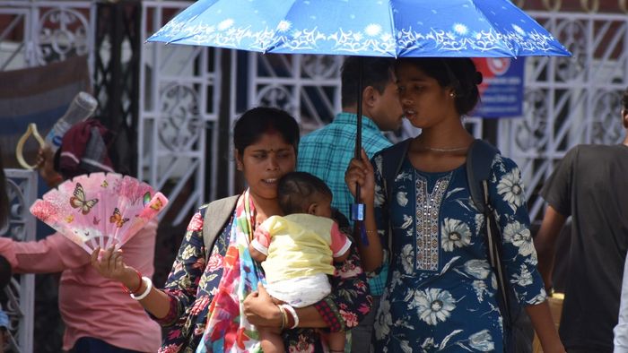 রাস্তাঘাটে বেরোলেই ঘাম আর হাঁসফাঁসানি।