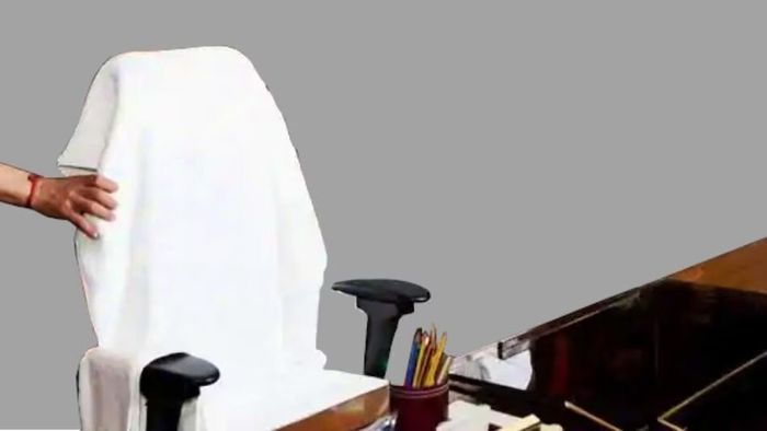 চেয়ারে সাদা তোয়ালে