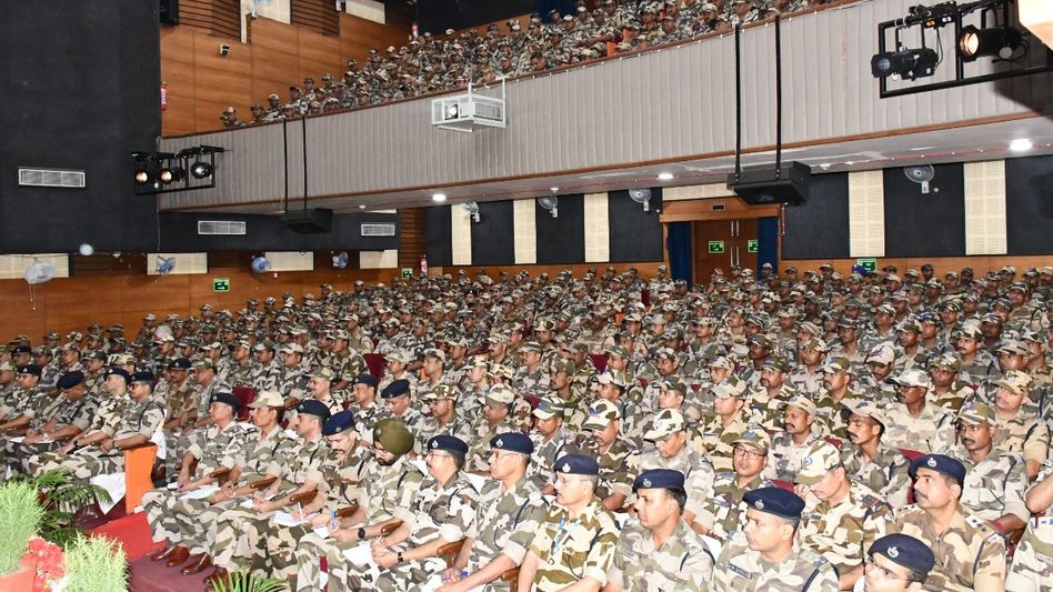 কাশ্মীর-মণিপুর ছেড়ে নজর কি বাংলায়? ১৪০ জন ভোটার পিছু একজন জওয়ান, নজিরবিহীন নিরাপত্তায় কাঁপছে ভোটবাজার কাশ্মীর-মণিপুর ছেড়ে নজর কি বাংলায়? ১৪০ জন ভোটার পিছু একজন জওয়ান, নজিরবিহীন নিরাপত্তায় কাঁপছে ভোটবাজার