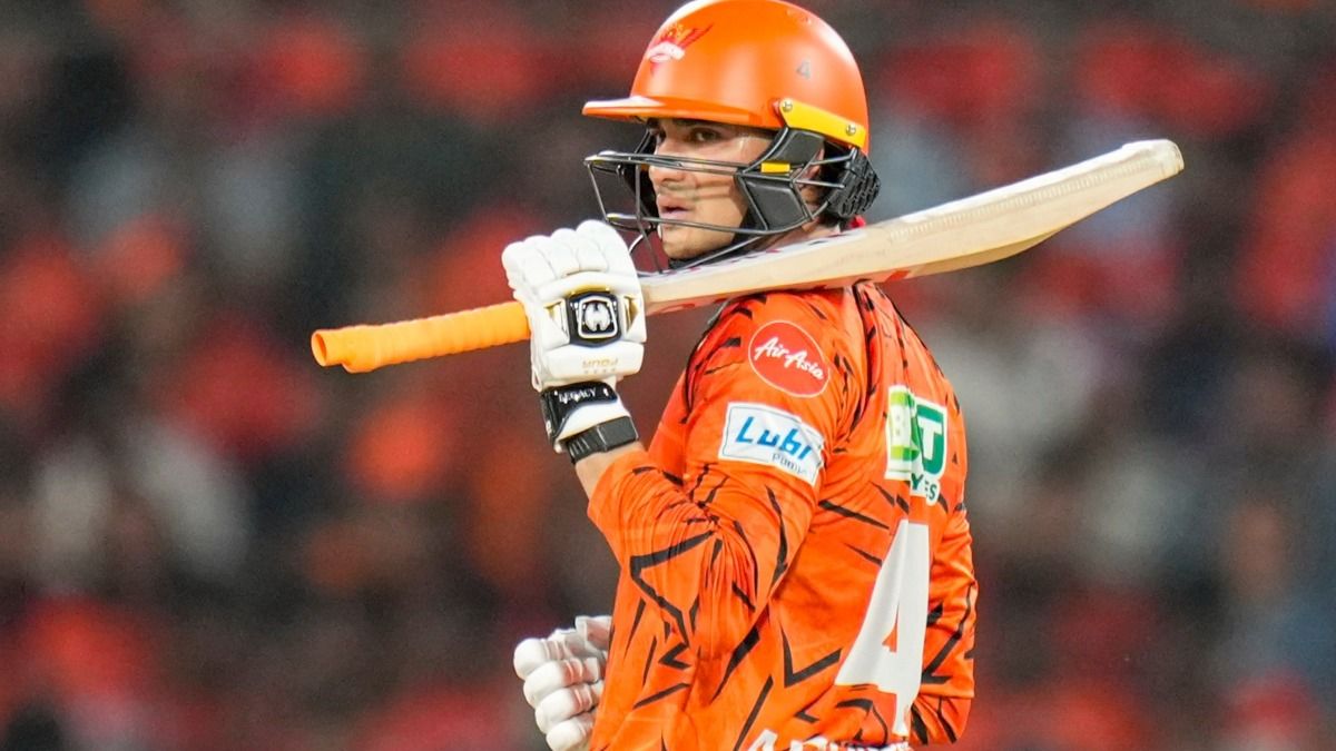 ছয়ের পর ছয়, দিল্লির বিরুদ্ধে বিধ্বংসী শতরান অভিষেকের; চাপে অক্ষররা