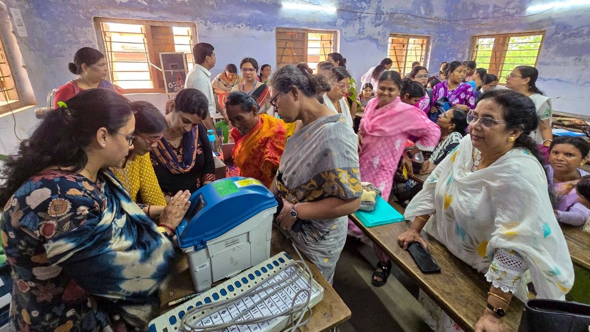 আবাসনের ভিতর বুথ থাকলে ২ দিন আগে থেকে আত্মীয়দের প্রবেশে নিষেধাজ্ঞা,  নির্দেশ EC-র