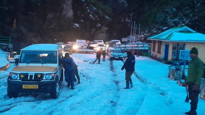 Heavy Snowfall In East Sikkim Today: সিকিমে ফের আচমকা তুষারপাতে আটকে বহু পর্যটক, ত্রাতা ভারতীয় সেনা