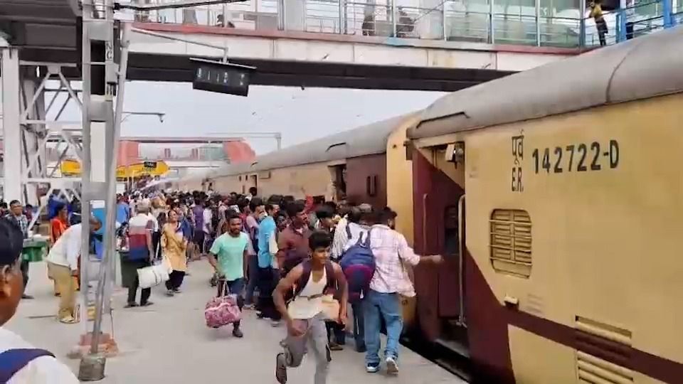 'ভোটটা দিতেই হবে এ বছর!' ঘরে ফিরতে হুড়োহুড়ি হাজার হাজার পরিযায়ীর, Ground Report