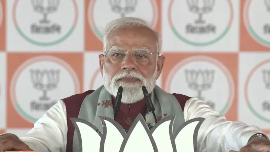 বাংলায় কমিশনের কাজে মুগ্ধ মোদী, কৃষ্ণনগরের মঞ্চে তাত্পর্যপূর্ণ মন্তব্যও করলেন বাংলায় কমিশনের কাজে মুগ্ধ মোদী, কৃষ্ণনগরের মঞ্চে তাত্পর্যপূর্ণ মন্তব্যও করলেন