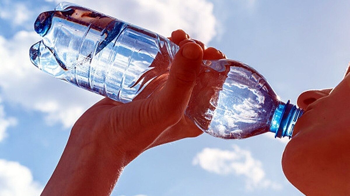 বয়স অনুযায়ী ঠিক কতটা জল খাওয়া উচিত? বিশেষজ্ঞরা যা বলেন