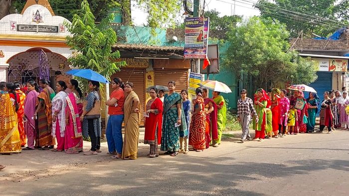 Slow Voting Alipurduar Election 2026: রাত কাটবে বুথেই? ১১টাতেও লাইন! ইভিএমের শম্বুক গতিতে নাজেহাল জটেশ্বরের ভোটাররা। প্রতীকী ছবি