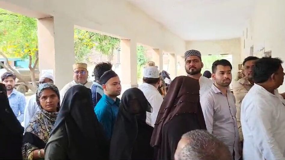 এক বুথেই ৯৯.৬২%! মুর্শিদাবাদ থেকে গড়বেতা, সংখ্যালঘু ভোটারদের নজিরবিহীন সাড়া এক বুথেই ৯৯.৬২%! মুর্শিদাবাদ থেকে গড়বেতা, সংখ্যালঘু ভোটারদের নজিরবিহীন সাড়া