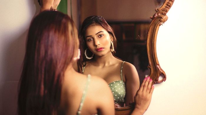 সকালে ঘুম থেকে উঠেই আয়না দেখেন?