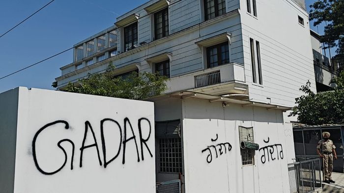 harbhajan singh: হরভজনের বিরুদ্ধে ক্ষোভ আপ সমর্থকদের