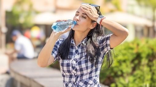 গরমে শুধু জল নাকি ORS? কী খেলে শরীর থাকবে সুস্থ; জানুন সঠিক নিয়ম