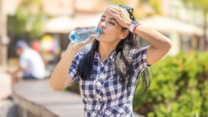 গরমে জল খাওয়ার নিয়ম জানুন