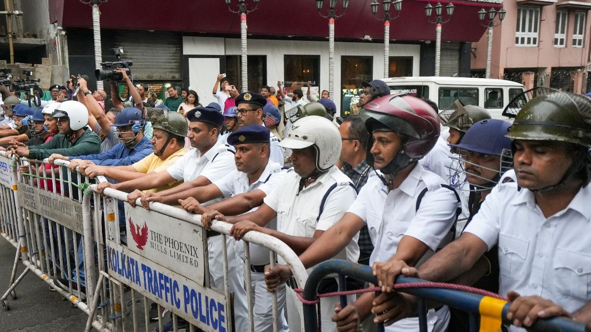 দ্বিতীয় দফার আগে হুমকি-বিস্ফোরক নিয়ে কড়া কমিশন, ব্যবস্থা না নিলে পুলিশের বিরুদ্ধেও পদক্ষেপ 