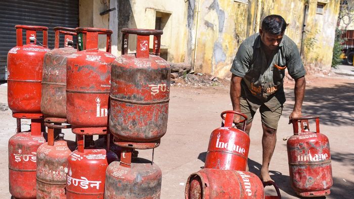 বাড়তে পারে রান্নার গ্যাসের দাম
