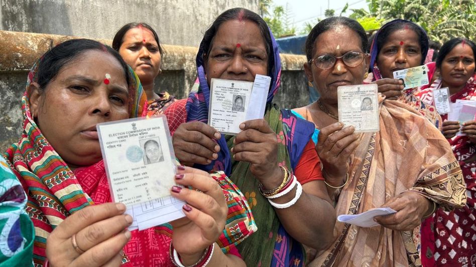 ভোটের দিন কী করবেন, কী করবেন না? জানুন ভোট দেওয়ার গাইডলাইন ভোটের দিন কী করবেন, কী করবেন না? জানুন ভোট দেওয়ার গাইডলাইন