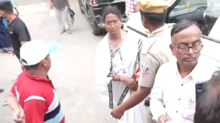 রত্না দেবনাথকে ঘিরে তৃণমূলের বিক্ষোভ