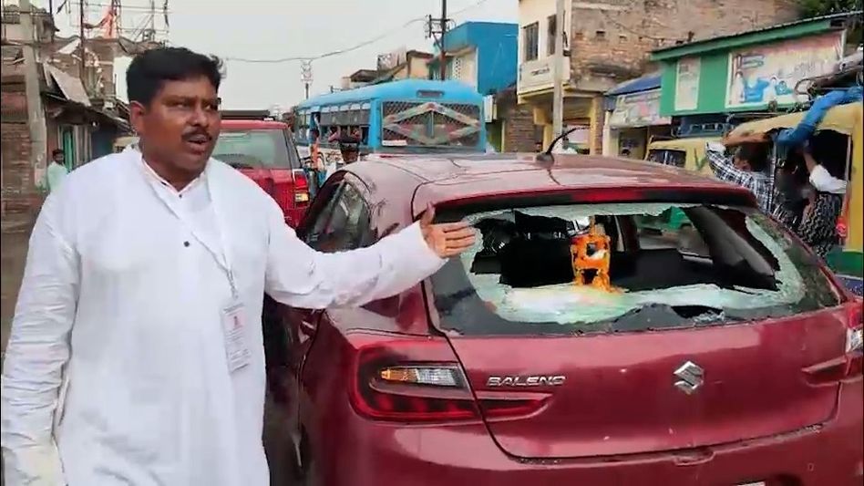 ভোটের সকালেই উত্তপ্ত বাসন্তী! বিজেপি প্রার্থীর গাড়ি ভাঙচুর, নিরাপত্তারক্ষীর বন্দুক কেড়ে নেওয়ার চেষ্টা ভোটের সকালেই উত্তপ্ত বাসন্তী! বিজেপি প্রার্থীর গাড়ি ভাঙচুর, নিরাপত্তারক্ষীর বন্দুক কেড়ে নেওয়ার চেষ্টা