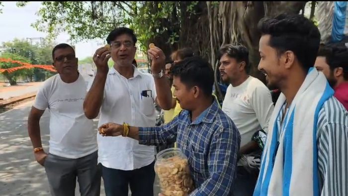 TMC Congress Strong Room Vigil Durgapur: ইভিএম পাহারায় নির্ঘুম রাত তৃণমূলের! দুর্গাপুরে স্ট্রং রুমের বাইরে ‘গুড়-বাতাসা’ আপ্যায়ন