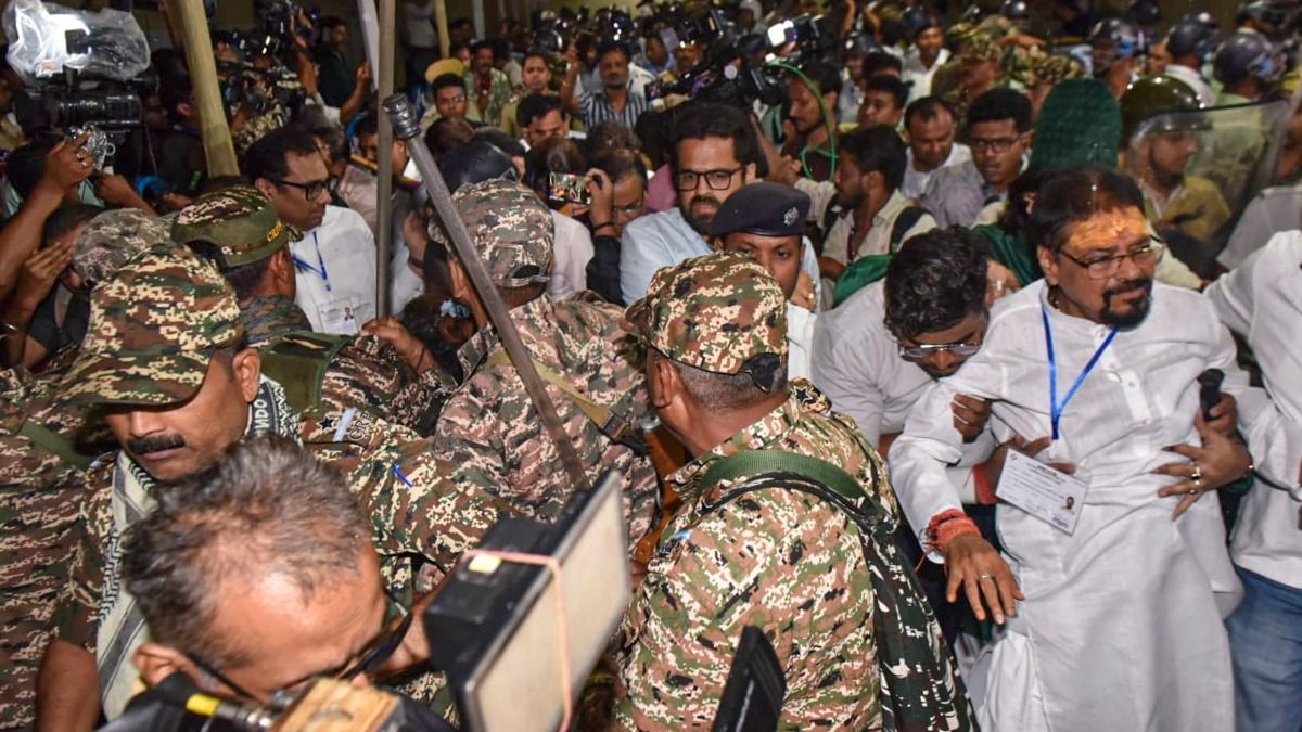 LIVE: ২ ঘণ্টা ধরে নিজের কেন্দ্রের স্ট্রংরুমে মমতা, বাইরে TMC ও BJP কর্মীদের জমায়েত; উত্তেজনা 