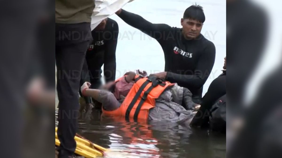 শেষ মুহূর্তেও সন্তানকে আঁকড়ে মা, নর্মদার নৌকাডুবিতে মর্মান্তিক দৃশ্য