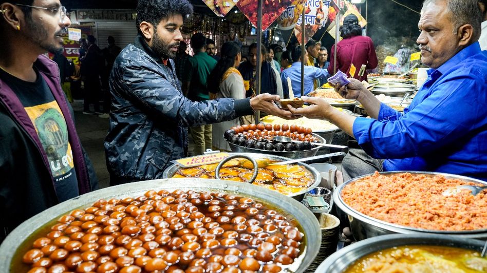 রাতারাতি বাড়তে পারে রোল-চাউমিন থেকে রসগোল্লার দাম, মধ্যবিত্তের পকেটে টান রাতারাতি বাড়তে পারে রোল-চাউমিন থেকে রসগোল্লার দাম, মধ্যবিত্তের পকেটে টান