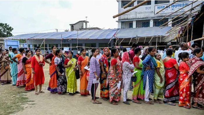 শনিবার ডায়মন্ড হারবার এবং মগরাহাট পশ্চিম বিধানসভা কেন্দ্রের ১৫টি বুথে পুনর্নির্বাচন চলছে।